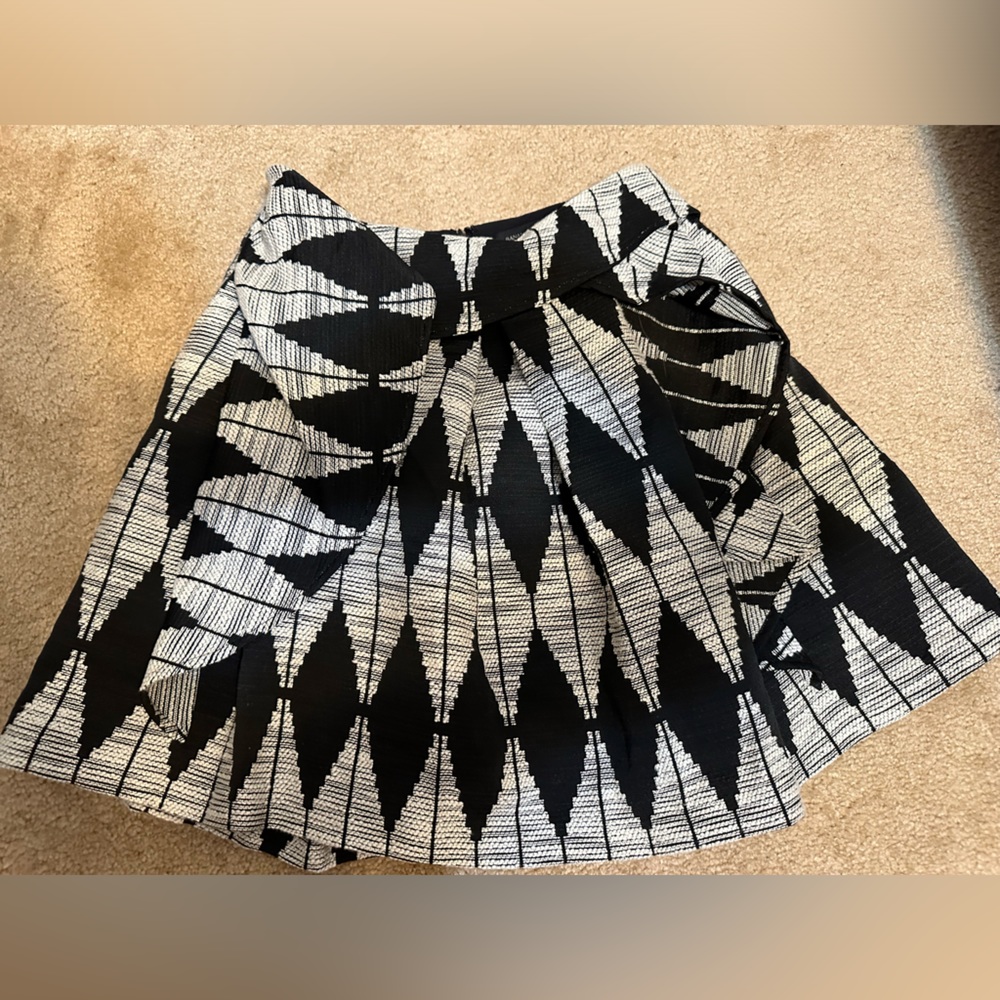 BANANA REPUBLIC SIZE 2 SKIRT WITH 2 SIDE POCKETS AND A BACK ZIPPER